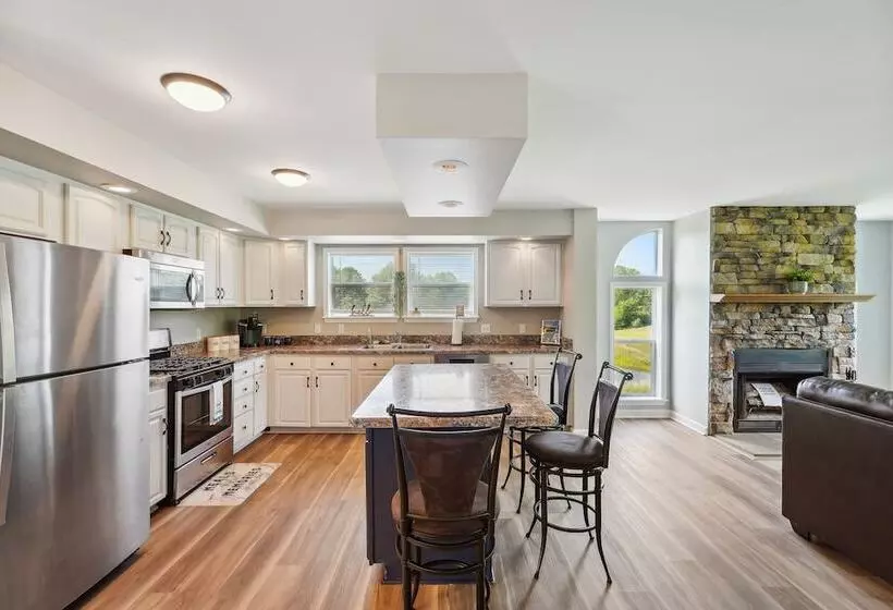 Heaven On The Hill  Retreat W/ Deck + Gas Grill!