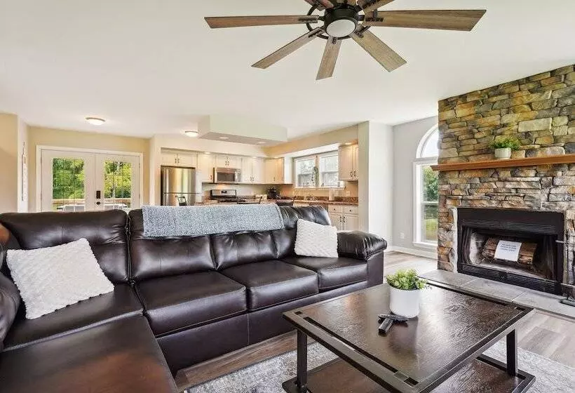 Heaven On The Hill  Retreat W/ Deck + Gas Grill!