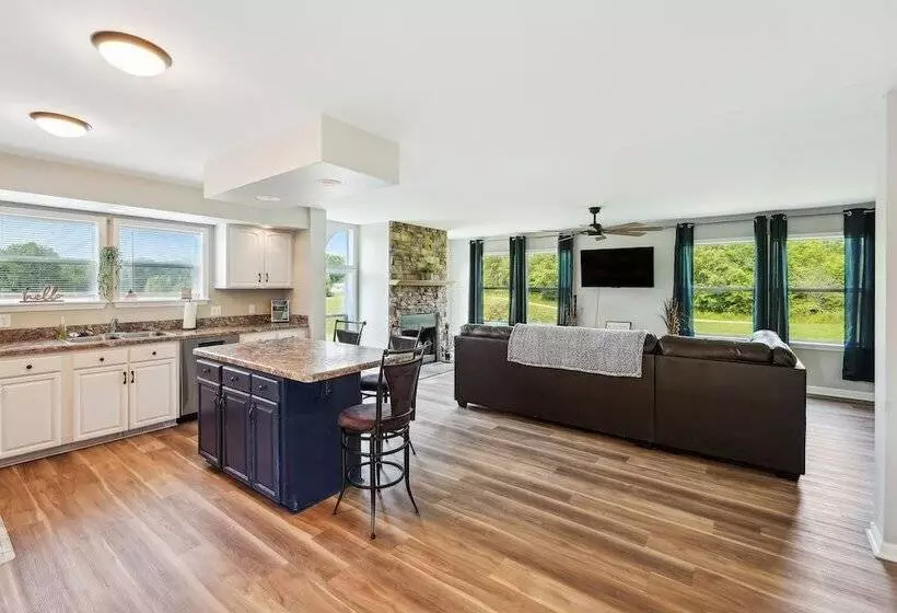 Heaven On The Hill  Retreat W/ Deck + Gas Grill!