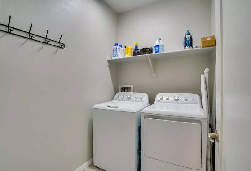 Lovely Tucson Home W/ Private Pool & Fire Pit!