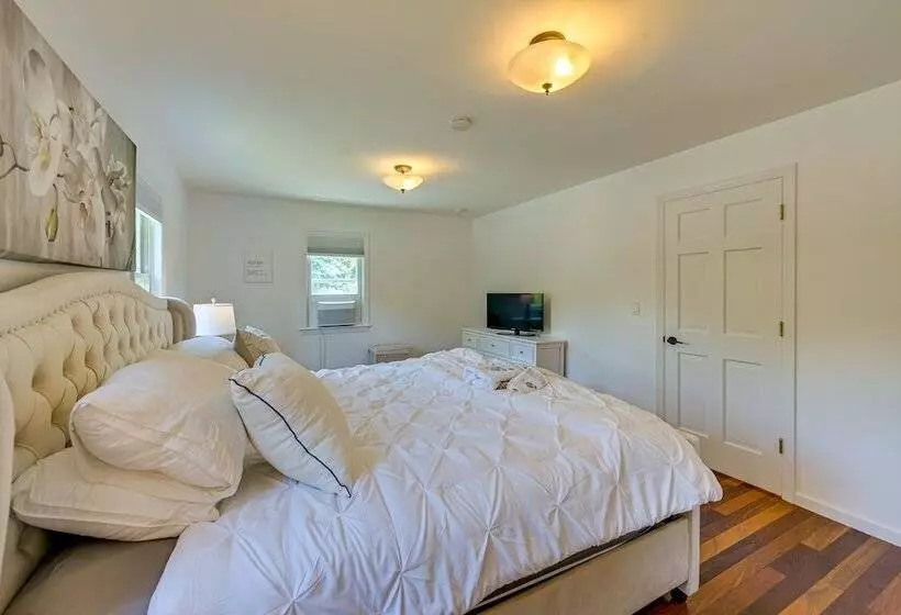 Luxurious Eastport Retreat W/ Private Pool!