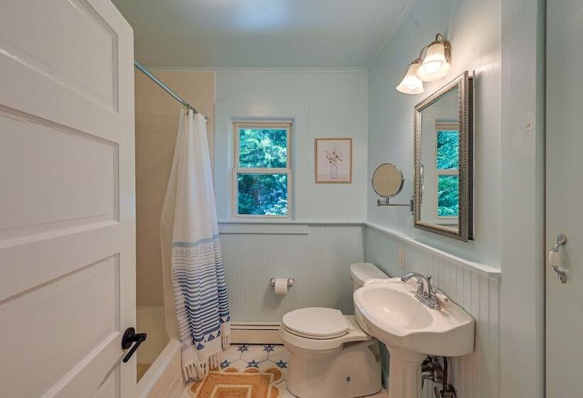 Luxurious Eastport Retreat W/ Private Pool!