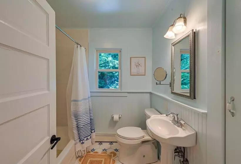 Luxurious Eastport Retreat W/ Private Pool!