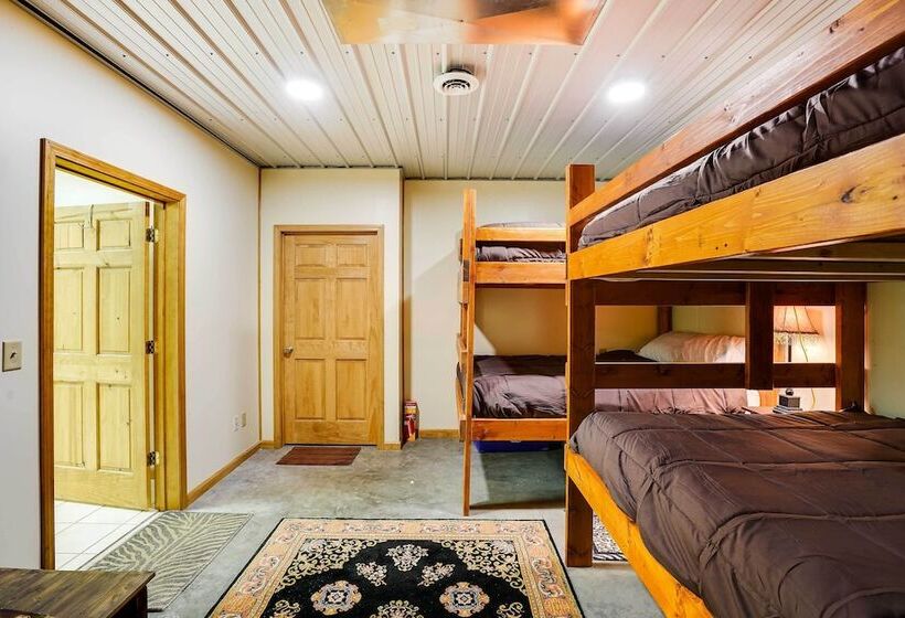 Pet Friendly Vienna Cabin W/ Screened In Porch!