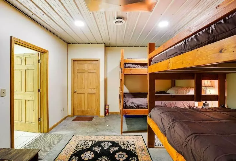 Pet Friendly Vienna Cabin W/ Screened In Porch!