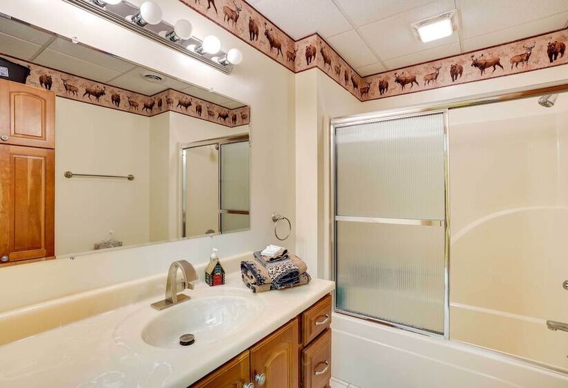 Pet Friendly Vienna Cabin W/ Screened In Porch!