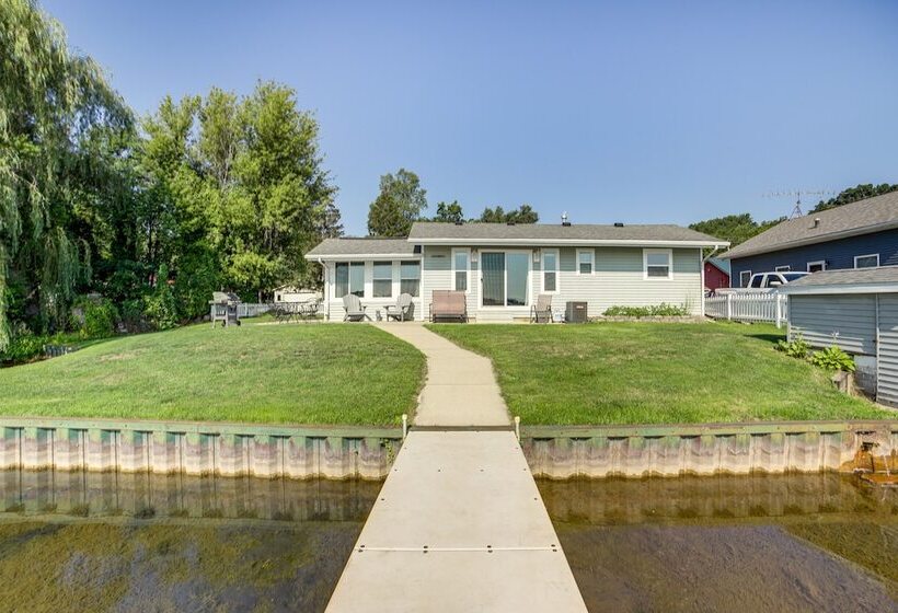 Quaint Olivet Cabin W/ Patio On Duck Lake!