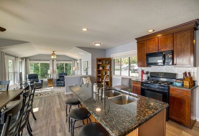 Quaint Olivet Cabin W/ Patio On Duck Lake!