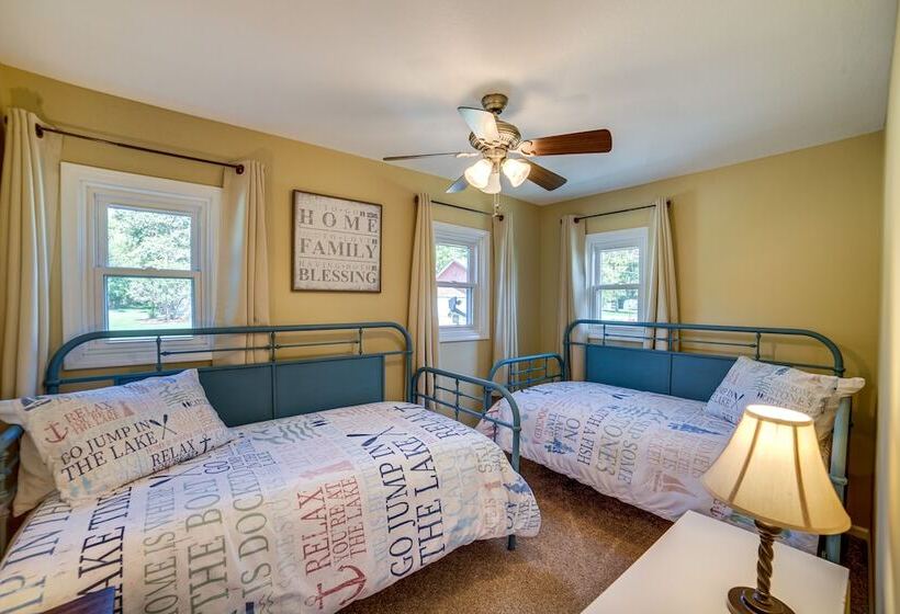 Quaint Olivet Cabin W/ Patio On Duck Lake!