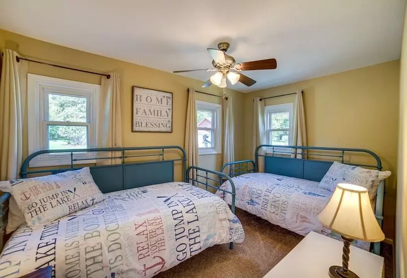 Quaint Olivet Cabin W/ Patio On Duck Lake!