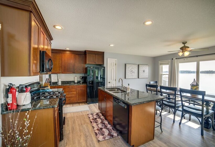 Quaint Olivet Cabin W/ Patio On Duck Lake!