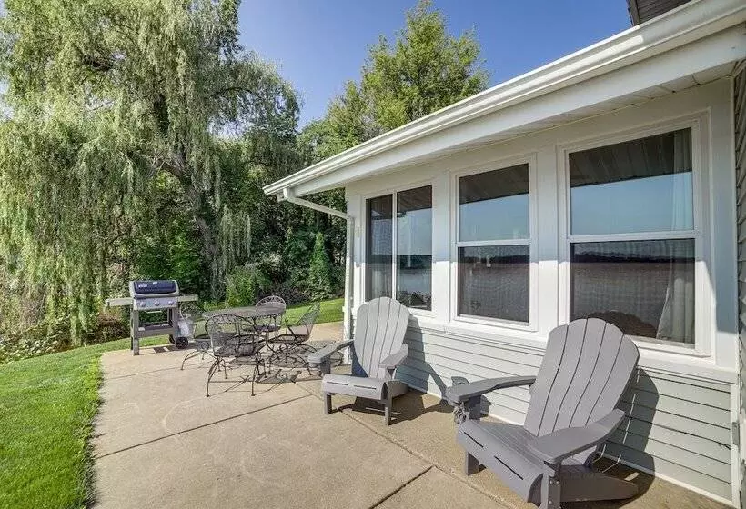 Quaint Olivet Cabin W/ Patio On Duck Lake!