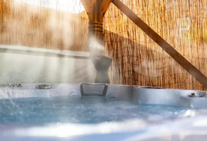 Residenssi Stunning 3 Bed Cottage, Hot Tub, Wi Fi, Parking