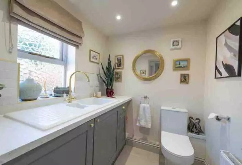 Residenssi Stunning 3 Bed Cottage, Hot Tub, Wi Fi, Parking