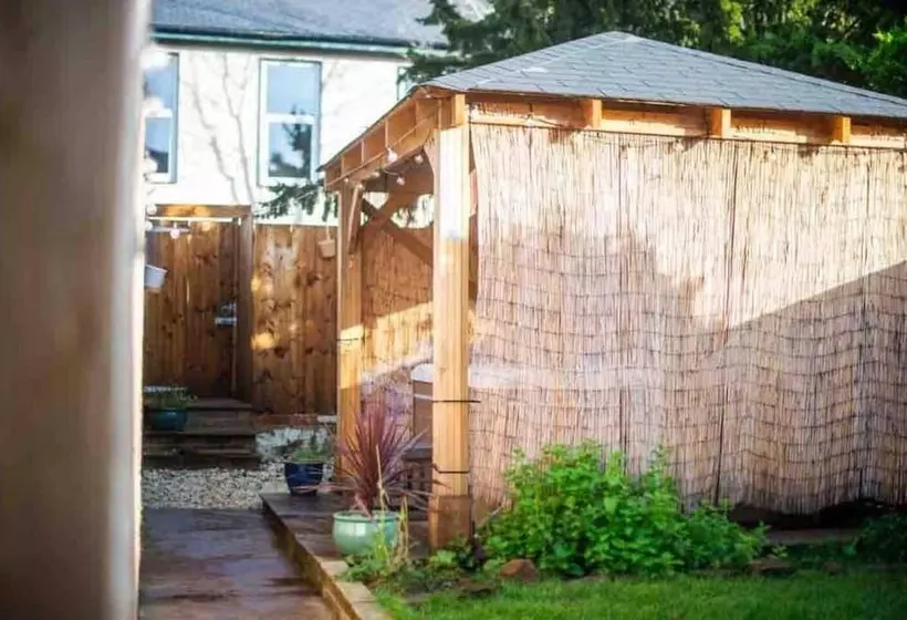 Residenssi Stunning 3 Bed Cottage, Hot Tub, Wi Fi, Parking