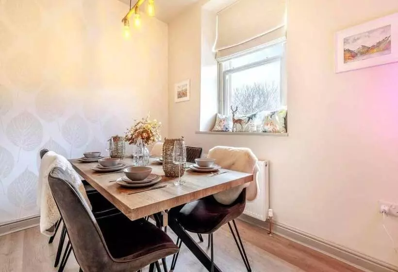 Residenssi Stunning 3 Bed Cottage, Hot Tub, Wi Fi, Parking