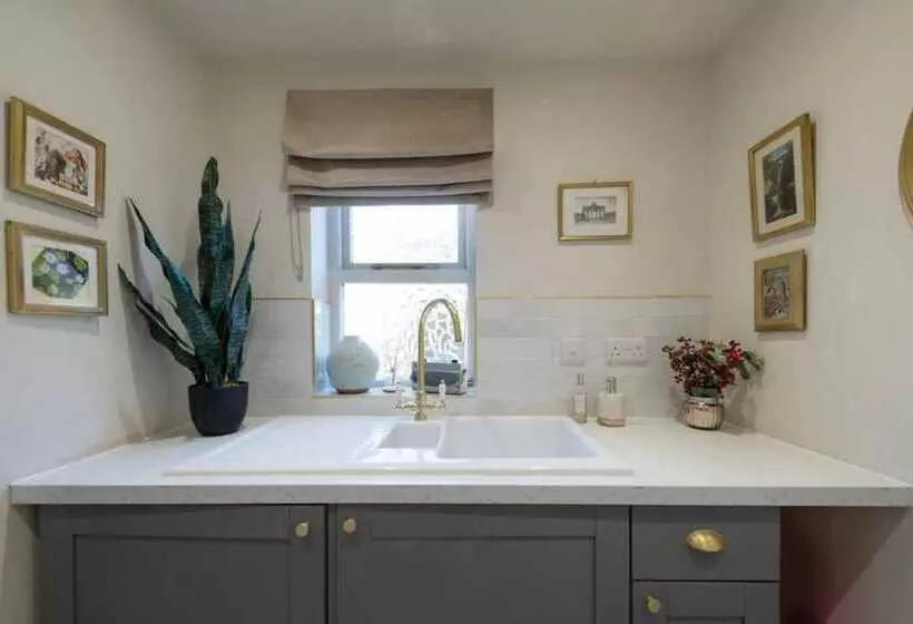 Residenssi Stunning 3 Bed Cottage, Hot Tub, Wi Fi, Parking