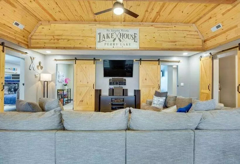 Spacious Ozawkie Home   Near Lake Perry!