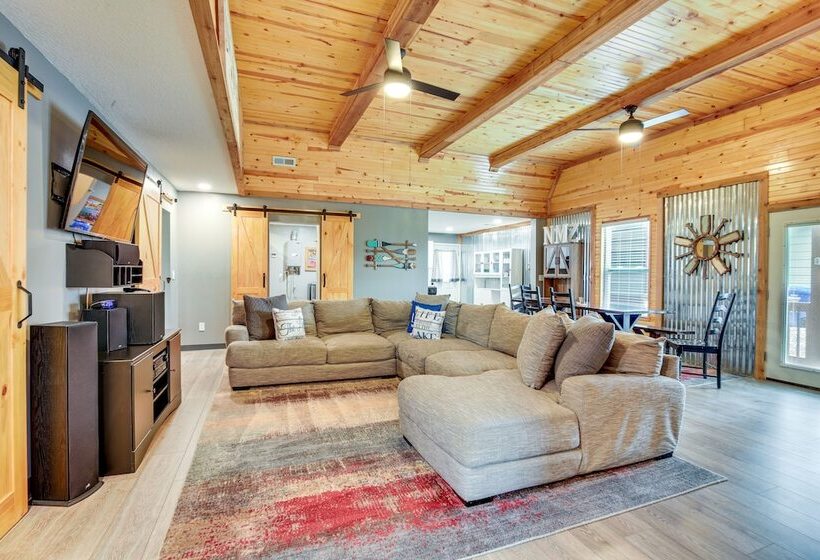 Spacious Ozawkie Home   Near Lake Perry!