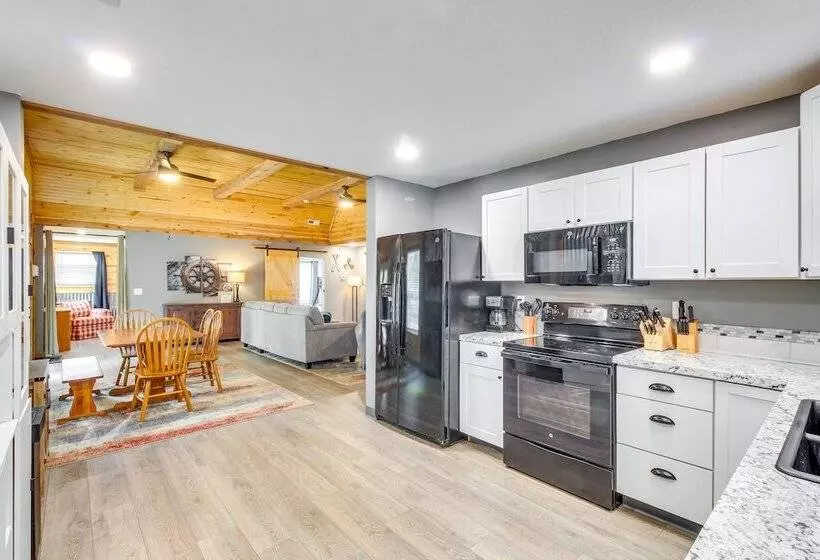 Spacious Ozawkie Home   Near Lake Perry!