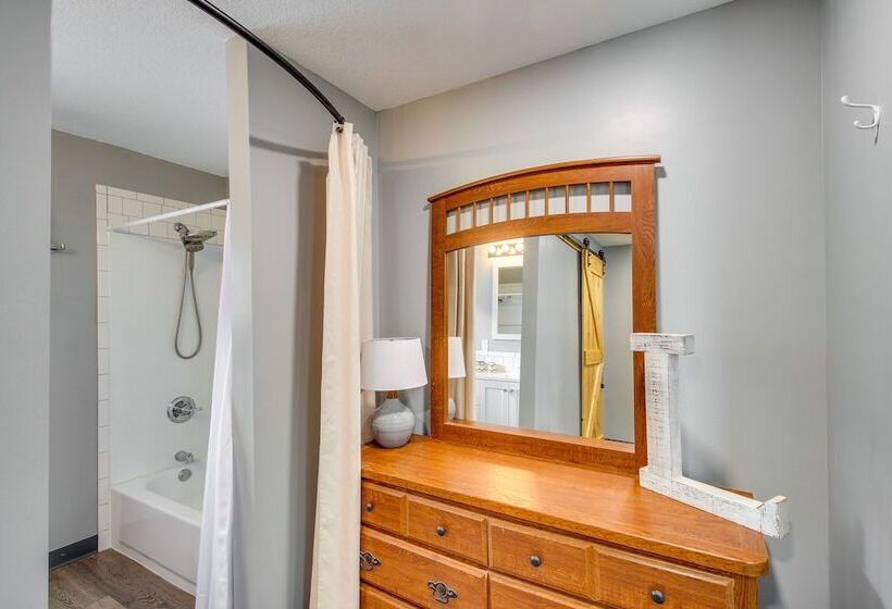 Spacious Ozawkie Home   Near Lake Perry!