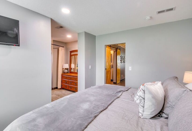 Spacious Ozawkie Home   Near Lake Perry!