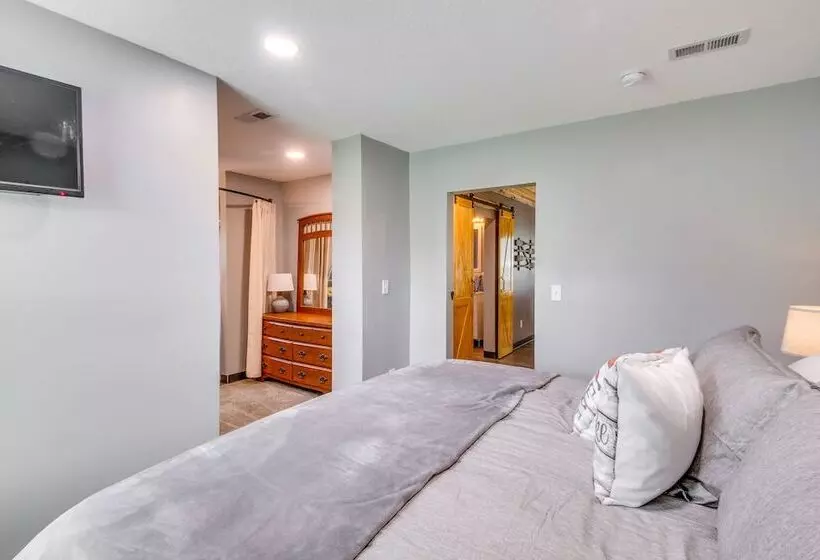 Spacious Ozawkie Home   Near Lake Perry!