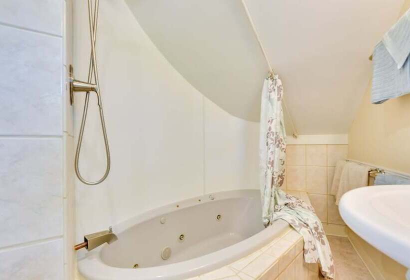 Turtle Cove Bay Beach House ~ 13 Mi To Buffalo!