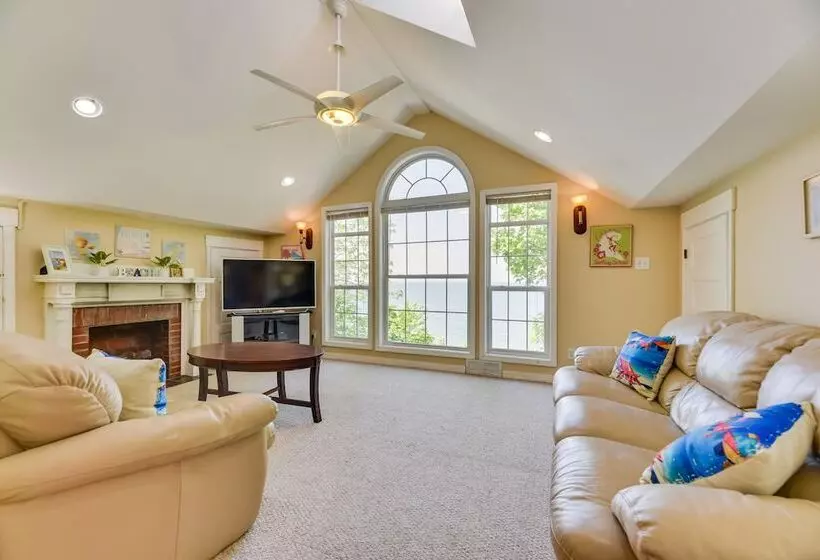 Turtle Cove Bay Beach House ~ 13 Mi To Buffalo!