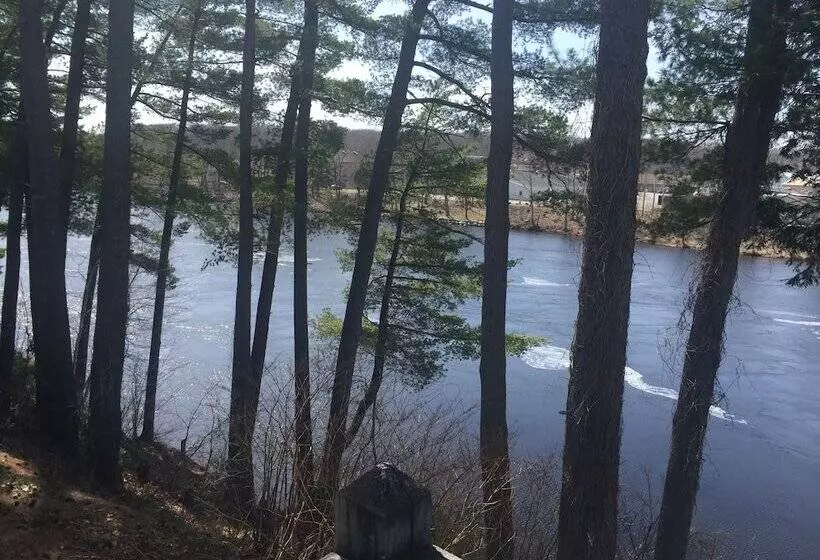 Milford Motel On The River