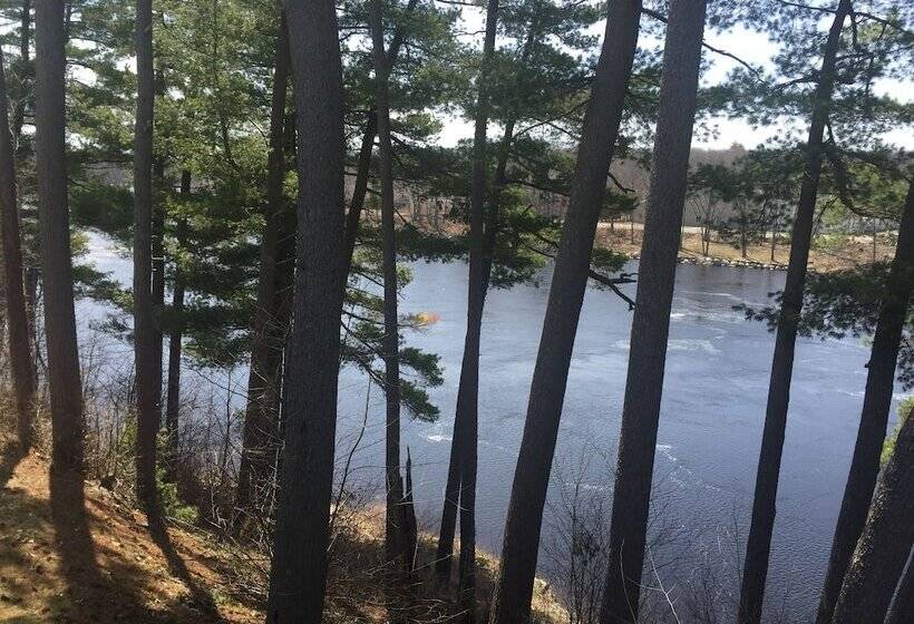 Milford Motel On The River