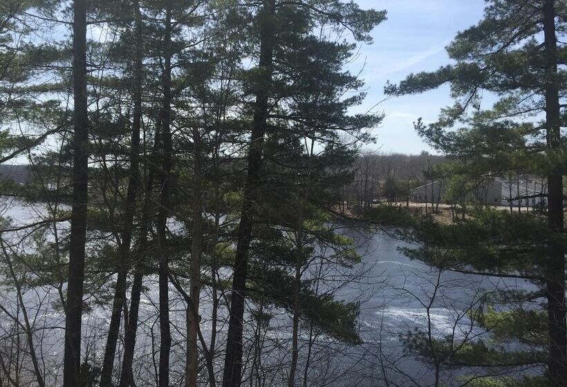 Milford Motel On The River