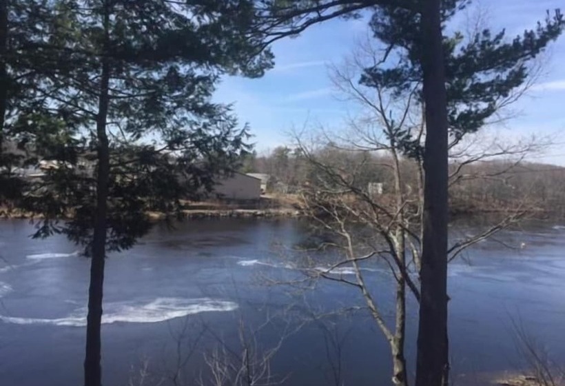 Milford Motel On The River