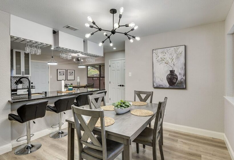 Bedford Retreat W/ Private Pool & Gas Grill!