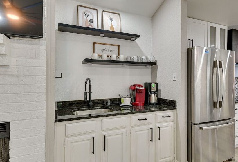 Bedford Retreat W/ Private Pool & Gas Grill!