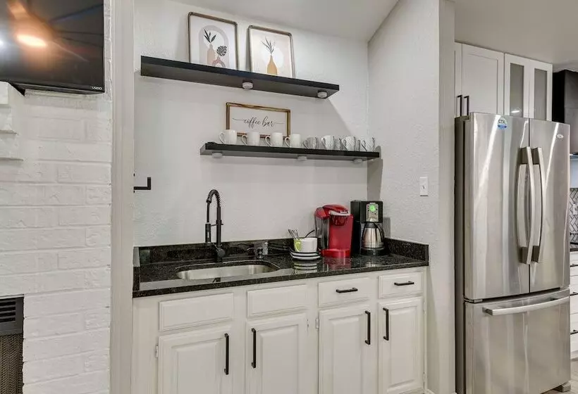 Bedford Retreat W/ Private Pool & Gas Grill!