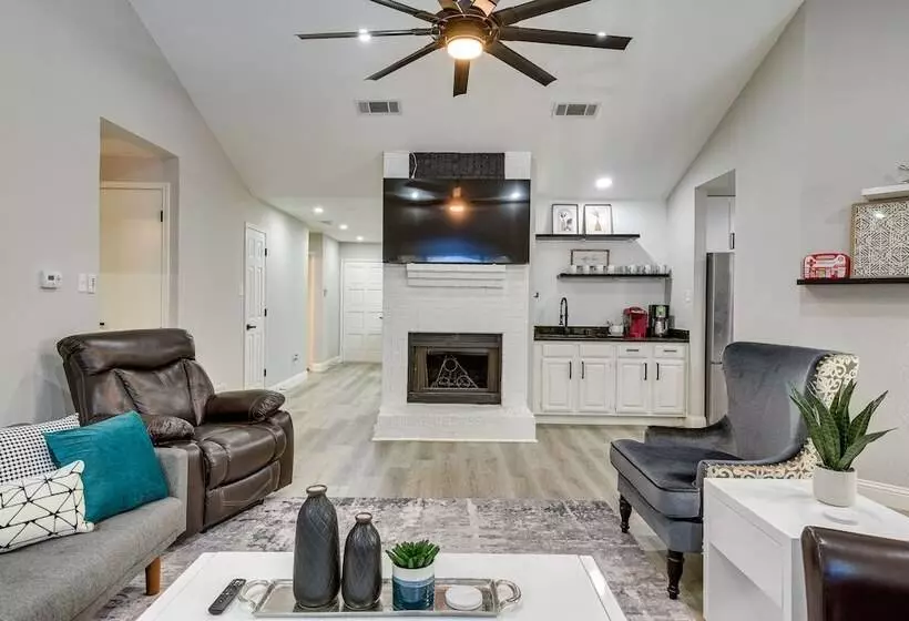 Bedford Retreat W/ Private Pool & Gas Grill!