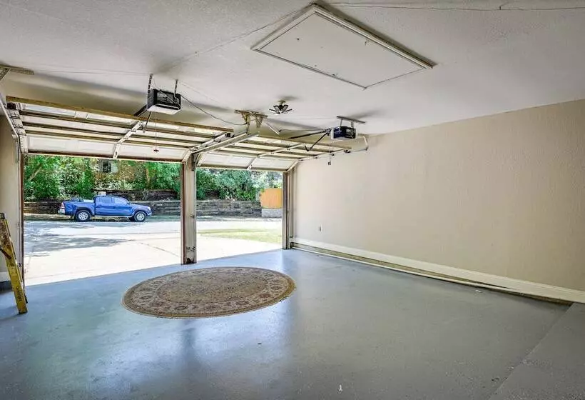 Bedford Retreat W/ Private Pool & Gas Grill!