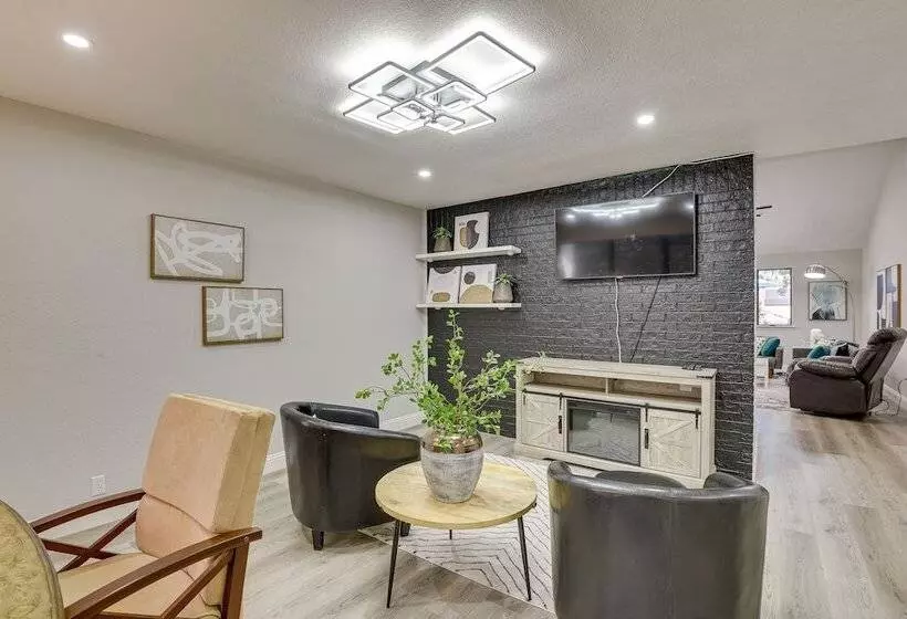 Bedford Retreat W/ Private Pool & Gas Grill!