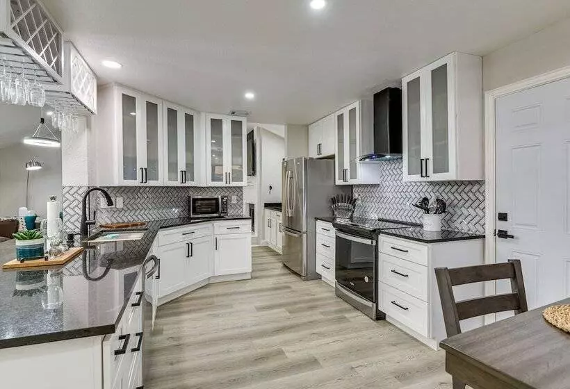 Bedford Retreat W/ Private Pool & Gas Grill!