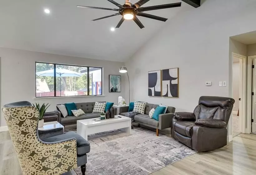 Bedford Retreat W/ Private Pool & Gas Grill!