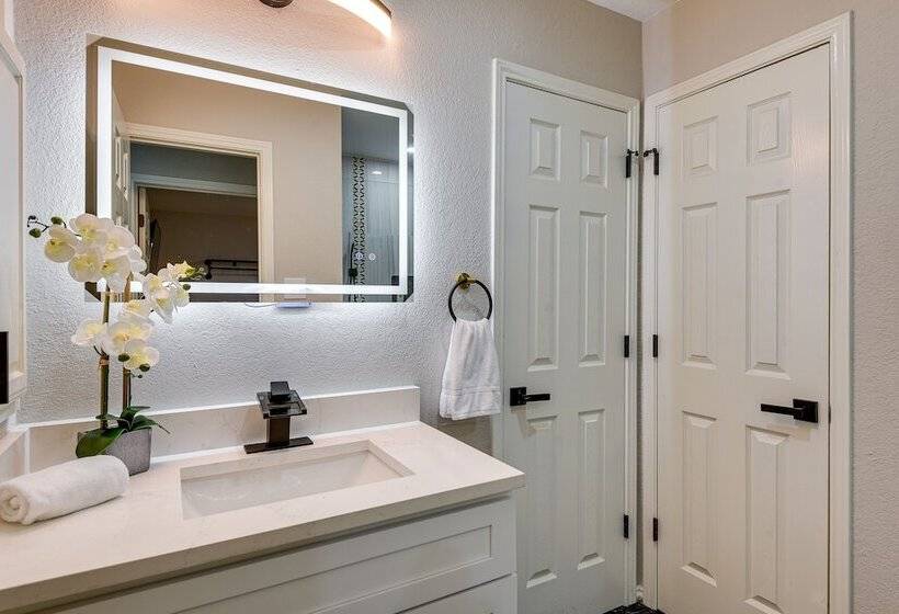 Bedford Retreat W/ Private Pool & Gas Grill!