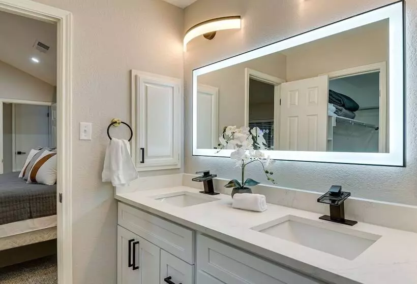 Bedford Retreat W/ Private Pool & Gas Grill!