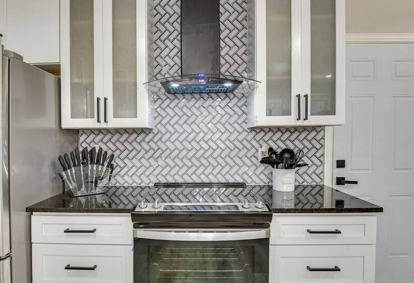 Bedford Retreat W/ Private Pool & Gas Grill!