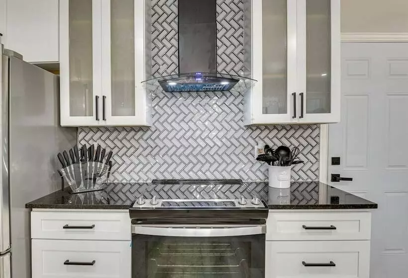 Bedford Retreat W/ Private Pool & Gas Grill!