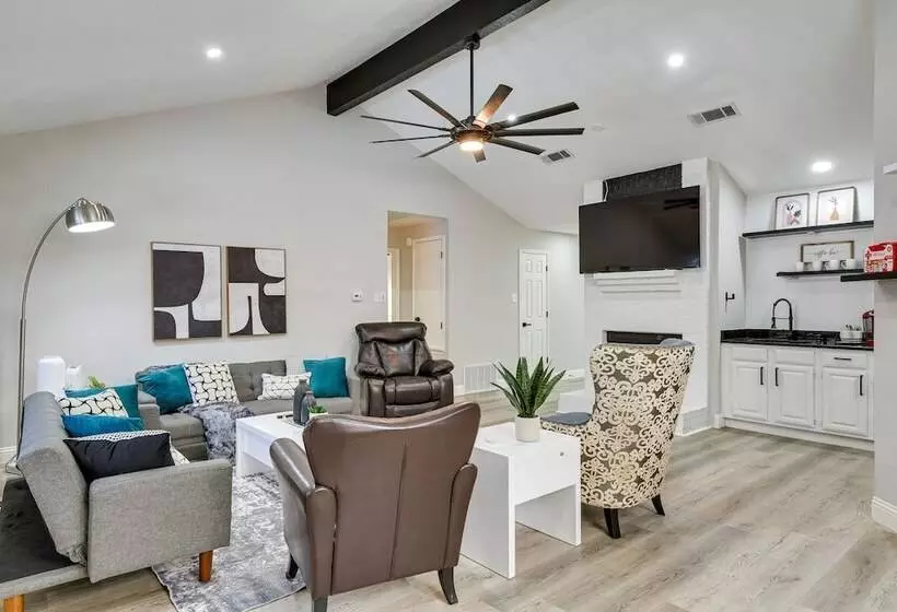 Bedford Retreat W/ Private Pool & Gas Grill!