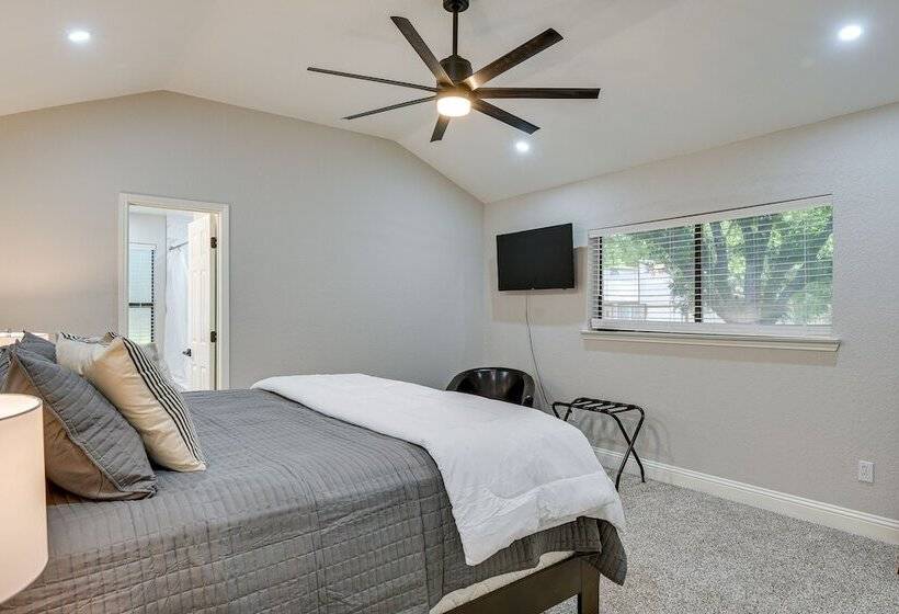 Bedford Retreat W/ Private Pool & Gas Grill!