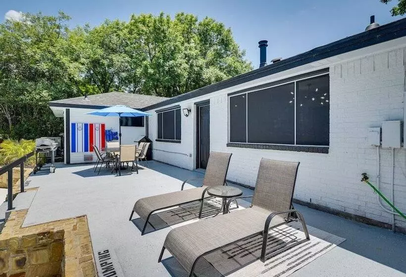 Bedford Retreat W/ Private Pool & Gas Grill!