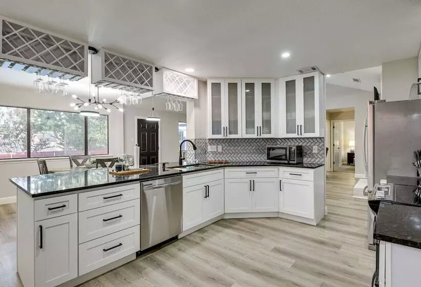 Bedford Retreat W/ Private Pool & Gas Grill!