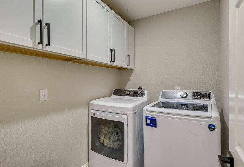 Bedford Retreat W/ Private Pool & Gas Grill!